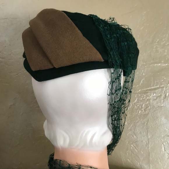 DISTINGUISHED 1940s TAUPE & GREEN FELT TURBAN WITH LONG GREEN VEILING - Picture 5 of 14